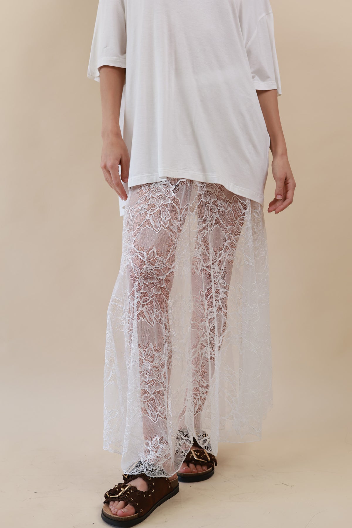 JUPE EN DENTELLE TRANSPARENTE