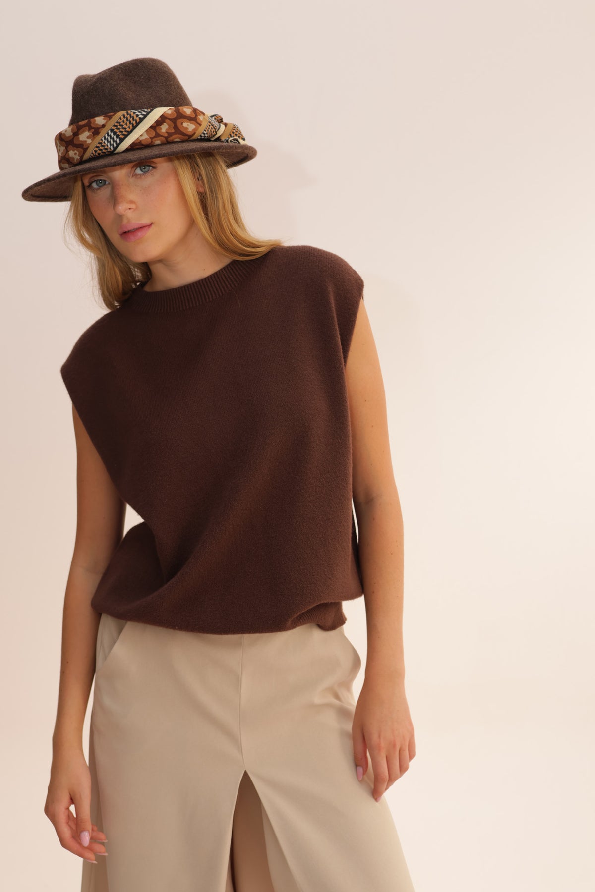 NO SLEEVES SWEATER