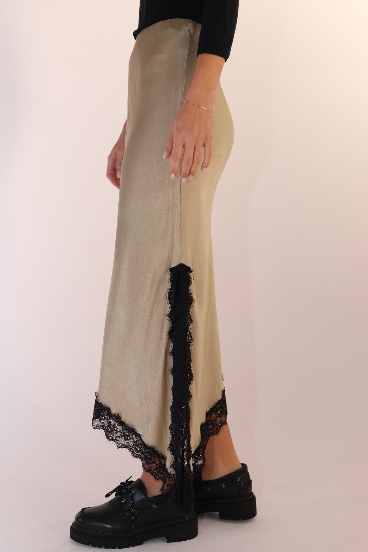JUPE SATIN DENTELLE ASYMÉTRIQUE