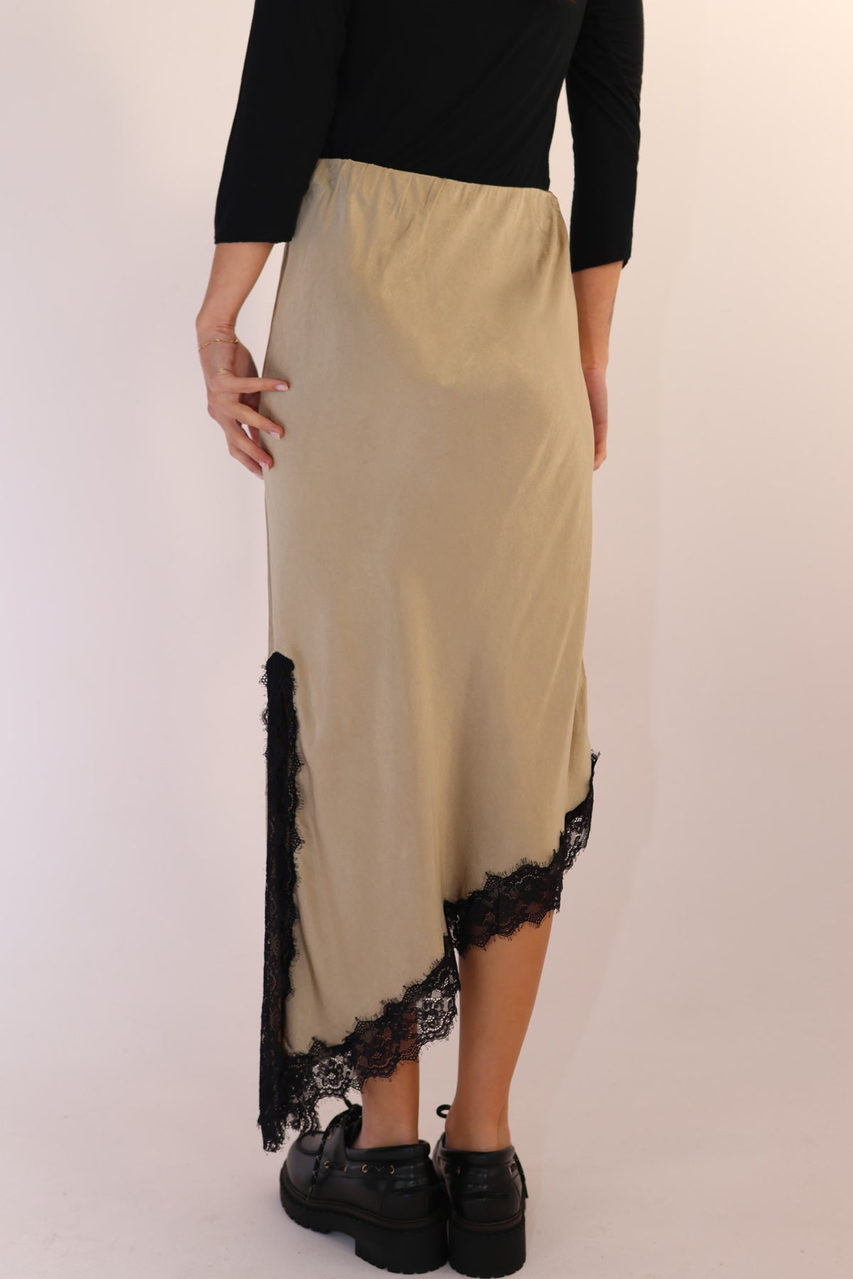 JUPE SATIN DENTELLE ASYMÉTRIQUE