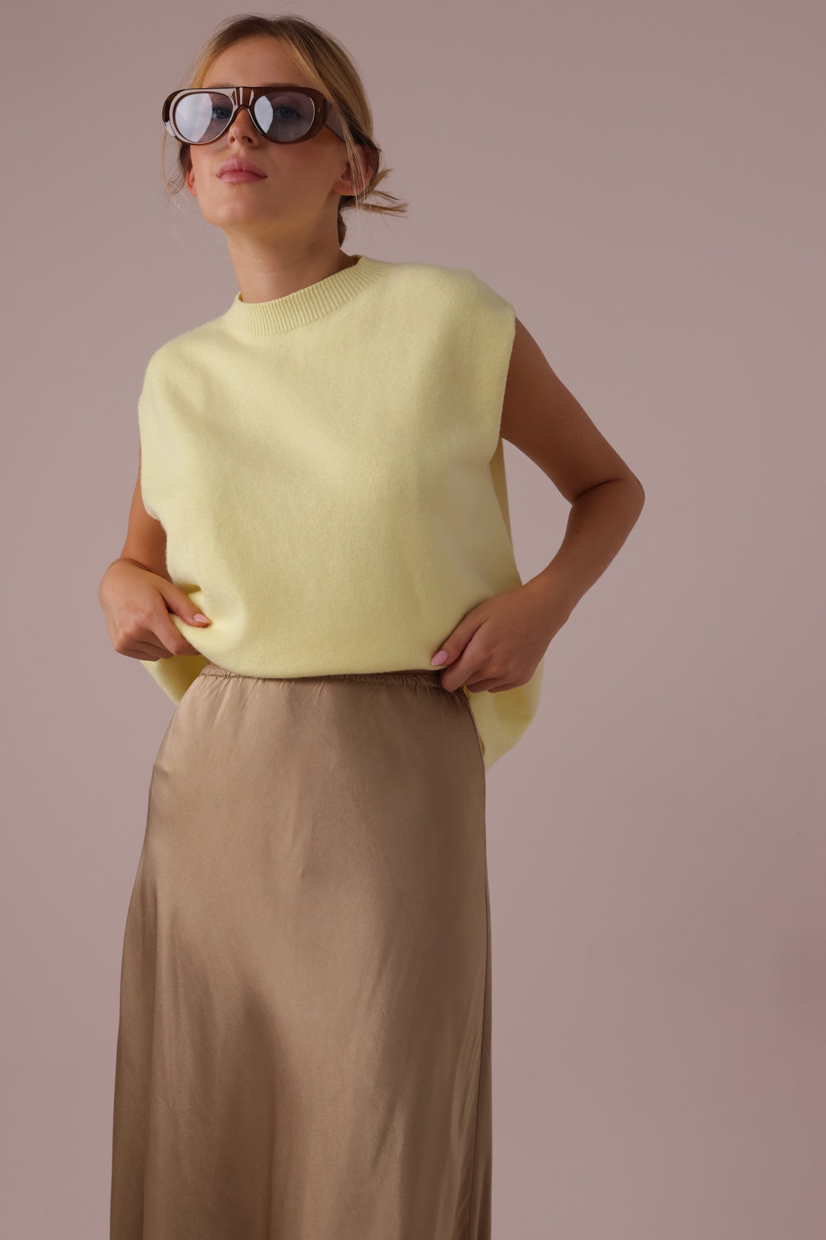 NO SLEEVES SWEATER