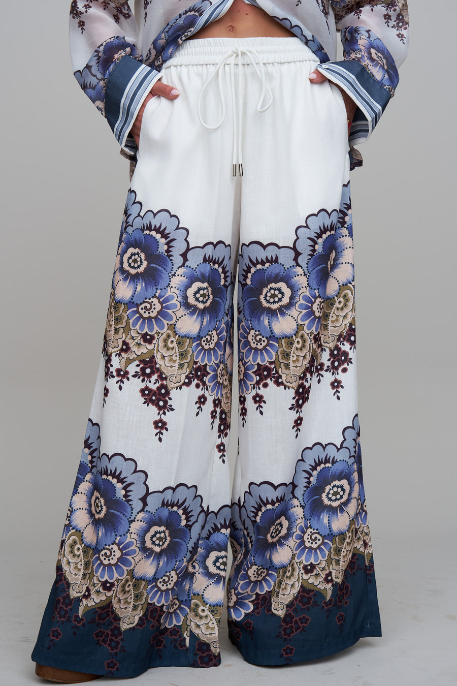 מכנסי פרחים כחולים