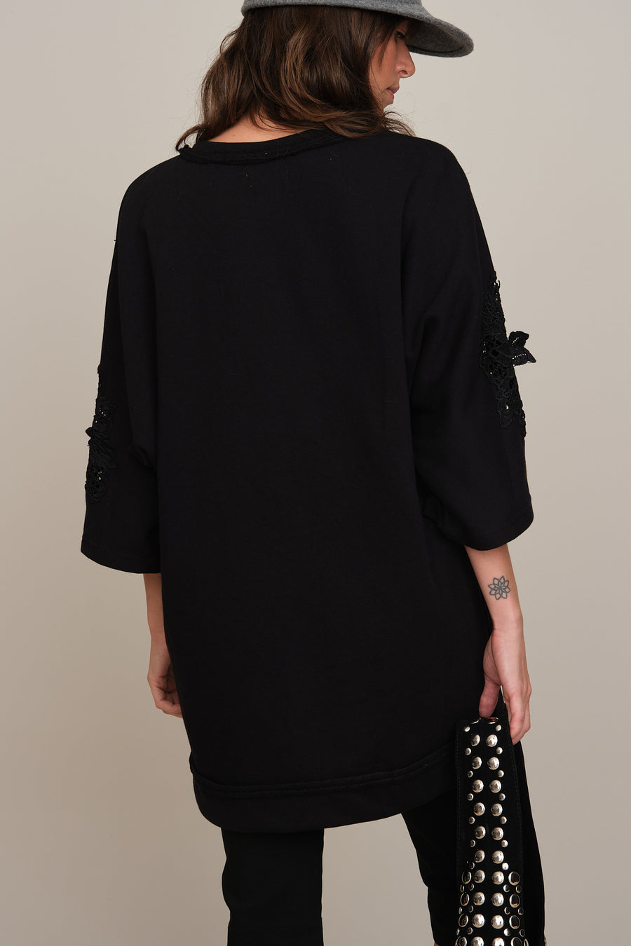 EMBROIDED SWEATSHIRT